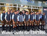 Sechzig trägt Tracht, Angermaier kleidet traditionell auch 2024 die Löwen ein - nun erstmals auch die Frauenmannschaft  (©Foto: Martin Schmitz)